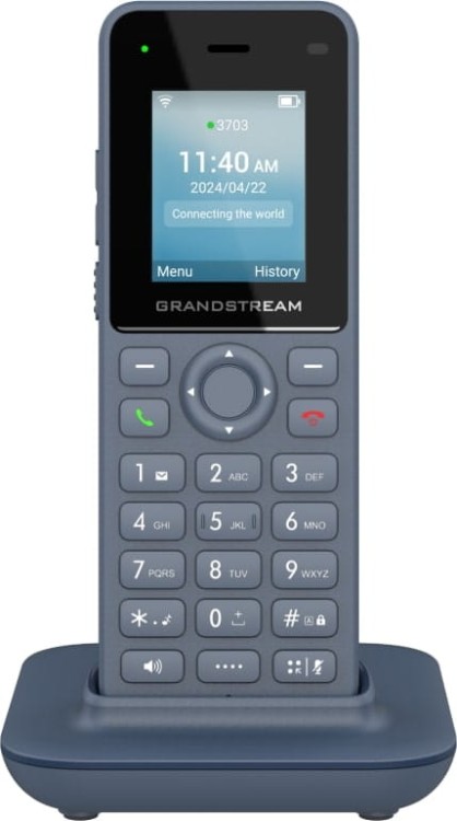 Grandstream WP816 – telefon WiFi VoIP – widok z przodu z ładowarką.jpg