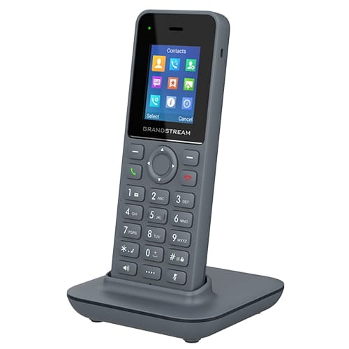 Grandstream DP725 – słuchawka DECT IP – widok pod kątem z ładowarką.jpg