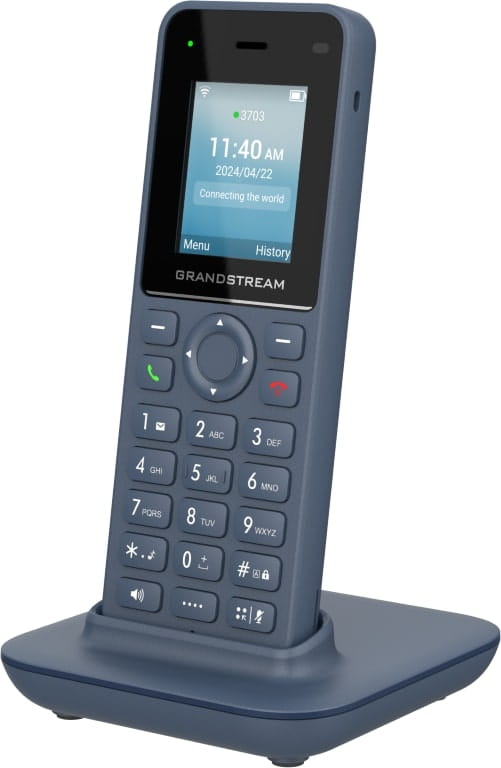 Grandstream WP816 – telefon WiFi VoIP – widok pod kątem z ładowarką.jpg